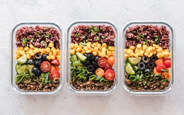 Healthy meal prep representing factors affecting daily calorie needs